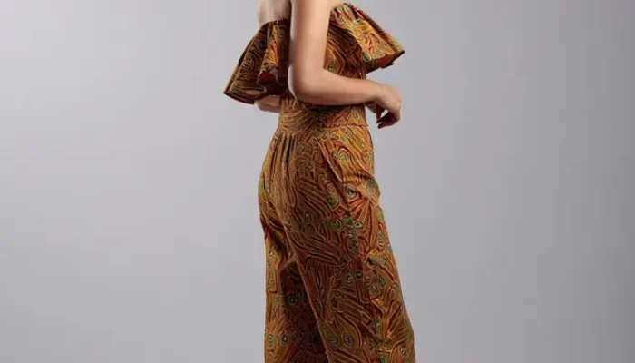 10 Inspirasi Model Jumpsuit Batik Wanita: Perpaduan Gaya Edgy, Elegan, dan Berkarakter
