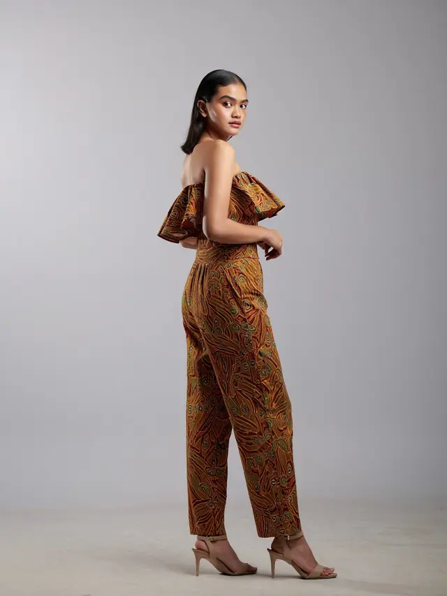 10 Inspirasi Model Jumpsuit Batik Wanita: Perpaduan Gaya Edgy, Elegan, dan Berkarakter