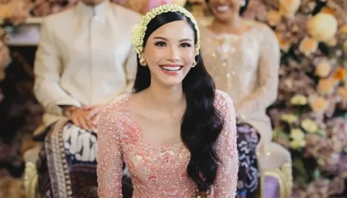 6 Pesona Alyssa Daguise Tampil Menawan dalam Kebaya Pink dan Batik Hijau di Prosesi Siraman