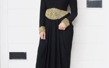 7 Inspirasi Baju Formal Hitam untuk Muslimah, Tampil Syar’i, Elegan, & Eye Catching