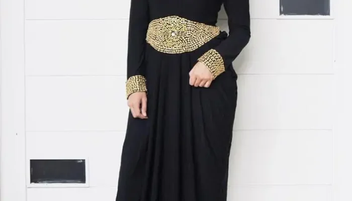 7 Inspirasi Baju Formal Hitam untuk Muslimah, Tampil Syar’i, Elegan, & Eye Catching