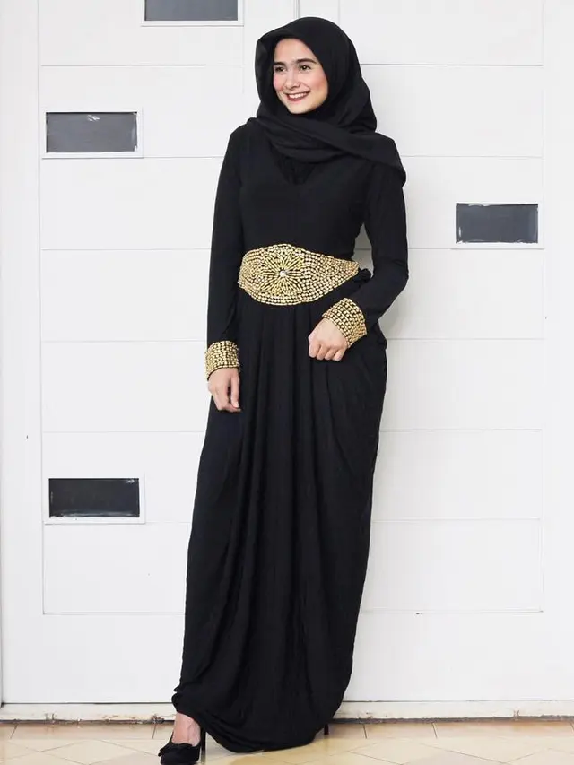 7 Inspirasi Baju Formal Hitam untuk Muslimah, Tampil Syar’i, Elegan, & Eye Catching
