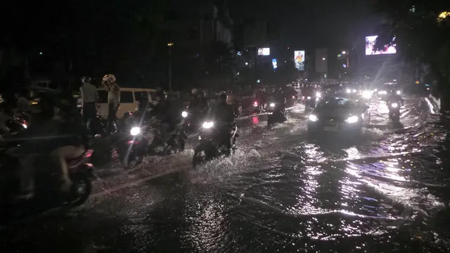 Alami Banjir Akibat Luapan Kali Sabi di Tol Jakarta-Tangerang