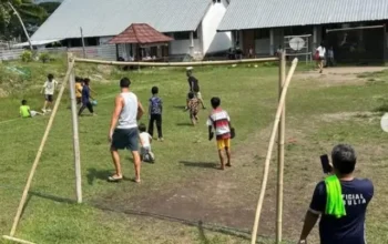 Betah Liburan di Lombok, Emil Audero Main Bola Pakai Sandal Bareng Warga Lokal