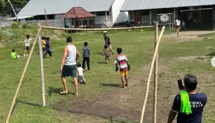 Betah Liburan di Lombok, Emil Audero Main Bola Pakai Sandal Bareng Warga Lokal