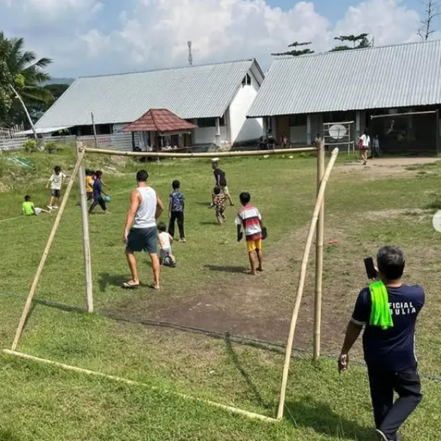 Betah Liburan di Lombok, Emil Audero Main Bola Pakai Sandal Bareng Warga Lokal