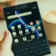 BlackBerry Bangkit? Titan 2 Hadirkan Nostalgia QWERTY dengan Rasa Android Modern