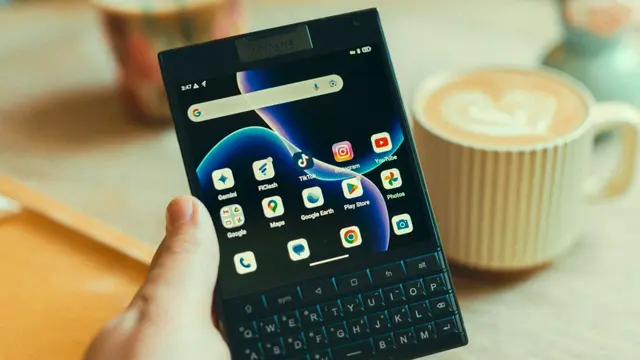 BlackBerry Bangkit? Titan 2 Hadirkan Nostalgia QWERTY dengan Rasa Android Modern