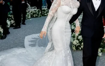 Mengintip Gaun Berenda dan Cincin Berlian Mewah Lauren Sanchez di Hari Pernikahan dengan Jeff Bezos
