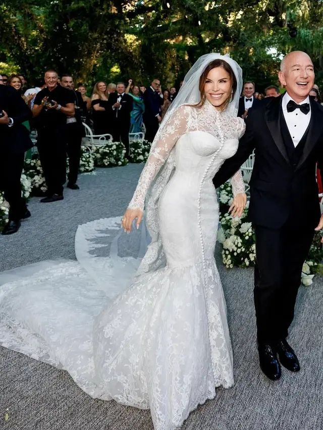Mengintip Gaun Berenda dan Cincin Berlian Mewah Lauren Sanchez di Hari Pernikahan dengan Jeff Bezos