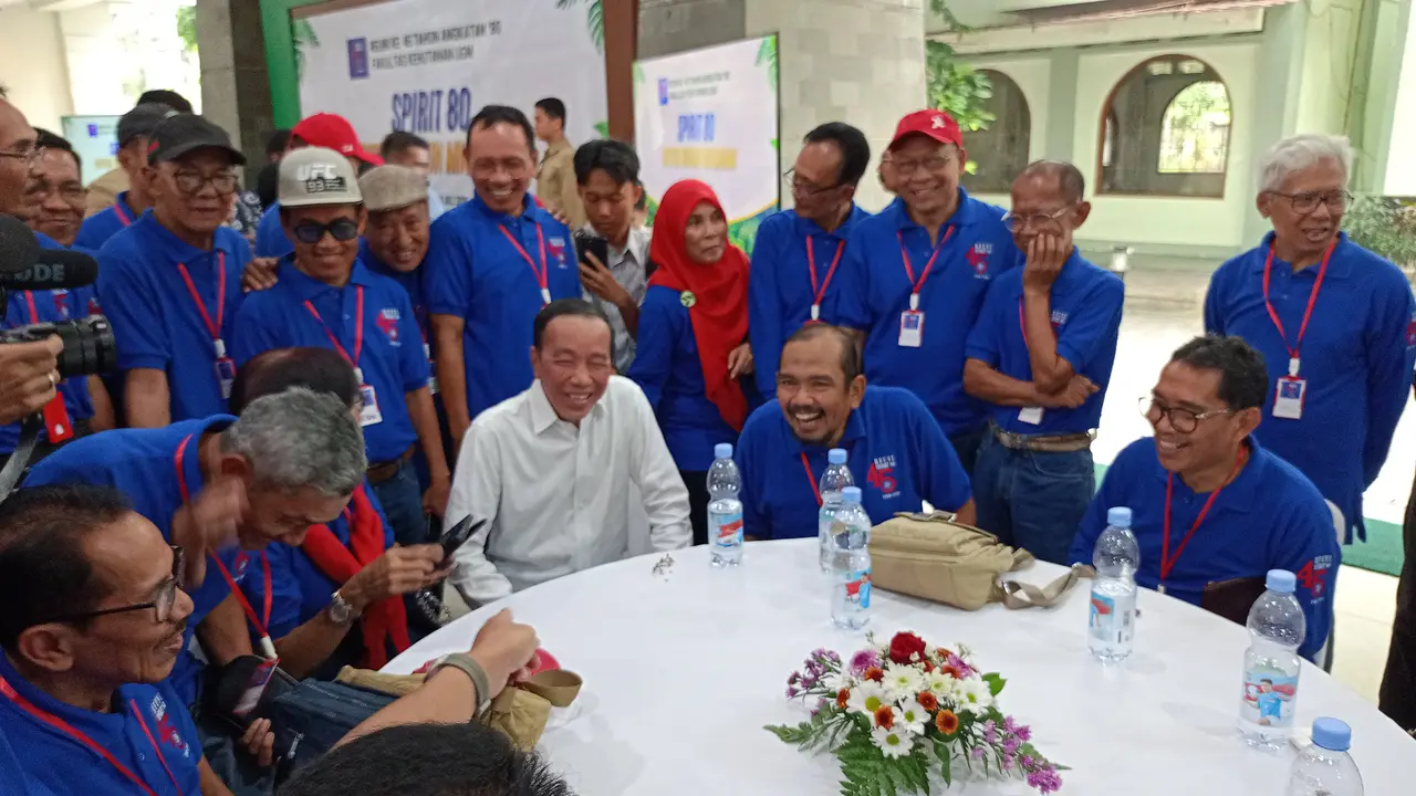 Presiden ke-7 RI Joko Widodo (Jokowi) mengungkapkan isi hatinya soal tuduhan ijazah palsu dalam acara reuni ke-45 Angkatan 80 Fakultas Kehutanan Universitas Gadjah Mada (UGM) di Yogyakarta, Sabtu (26/7/2025). Jokowi langsung melontarkan sindiran soal isu ijazah palsu yang belakangan mengemuka saat diminta menyampaikan sambutan. BACA JUGA: Tinggalkan Solo, Jokowi Akan Reuni dengan Teman Kuliahnya di Fakultas Kehutanan UGM "Mengenai nostalgia ya, saya lihat senang semuanya. Tapi jangan seneng dulu lho, karena ijazah saya masih diragukan," ujar Jokowi disambut tawa para alumnus seangkatannya, dilansir Antara. Advertisement Ia meminta para sahabatnya juga waspada. Sebab, jika ijazahnya terbukti palsu, bisa saja seluruh angkatan turut terkena imbas. "Hati-hati nanti keputusan di pengadilan. Begitu keputusannya asli, bapak ibu boleh senang-senang. Tapi begitu tidak, yang 88 (alumni) juga kena," kata Jokowi. Mantan wali kota Solo itu mengaku heran dengan tudingan yang dinilainya tidak masuk akal, mengingat perjuangannya menempuh seluruh proses kuliah kala itu. "Saya kadang geleng-geleng juga ini, kadang enggak masuk logika. Tapi ya kejadiannya seperti yang kita lihat. Ini kita kuliah sulit-sulit. Tapi kalau saya, lulus semua. Lulus terus, lulus terus," ucap Jokowi. Ia pun menyinggung sahabat lamanya, Jambro Sasongko, yang sempat berkali-kali mengulang mata kuliah matematika. Jokowi mengklaim tidak pernah mengulang mata kuliah laiknnya Jambro, sehingga tidak masuk akal jika justru ijazahnya yang kini dipersoalkan. "Kalau yang diragukan Pak Jambro itu boleh. Matematikanya mengulang terus. Saya itu enggak pernah mengulang," ucap Jokowi. 2 dari 3 halaman Tuduhan Tidak Masuk Akal Presiden Joko Widodo Perbesar Jokowi di reuni ke-45 tahun angkatan ’80 Fakultas Kehutanan UGM, Sabtu (26/7/2025). (Kukuh Setyono) Jokowi menilai, tuduhan yang dialamatkan kepadanya makin tidak masuk akal, lantaran terus berganti isu, dari ijazah palsu ke skripsi lalu beralih ke program KKN. "Begitu ijazahnya sulit, dicari-cari salahnya, belok ke skripsi. Skripsinya juga (dianggap) palsu. Ganti lagi ke KKN. Ini dari ijazah lari ke skripsi, lari ke KKN. KKN-nya didatangi ke sana," kata Jokowi. Jokowi menyebut dosen pembimbing skripsinya adalah Prof. Dr. Ir. Ahmad Sumitro, sedangkan pengujinya adalah Ranu Gede dan Ir. Sofyan Wasito. Ia juga masih mengingat jelas lokasi KKN yang dijalaninya bersama mahasiswa lintas fakultas di Boyolali, Jawa Tengah. "Saya ingat KKN-nya di Desa Ketoyan, Kecamatan Wonosegoro, Kabupaten Boyolali. Teman-teman saya juga ingat saya. Dari Fakultas Hukum ada yang namanya Bu Yohana waktu itu, dari Fakultas Biologi ada Bu Rica, dan dari Teknik Geodesi ada yang namanya Eko," tutur Jokowi. Tak hanya itu, ia juga mengaku sempat diadukan ke polisi karena dianggap melakukan pembohongan publik saat menyebut Ir. Kasmujo sebagai dosen pembimbingnya. Padahal, menurut dia, Ir. Kasmujo benar-benar membimbingnya selama kuliah di Fakultas Kehutanan UGM, bahkan setelah lulus masih beberapa kali menyambangi pabrik kayu miliknya untuk membantu menyelesaikan sejumlah persoalan teknis. "Beliau mementori bagian produksi di pabrik yang saya miliki. Sampai kapan pun saya akan menyampaikan, Pak Kasmujo itu dosen pembimbing saya. Karena memang dosen pembimbing saya," ujar Jokowi. Advertisement BACA JUGA: Mantan Ketua KPK dan 11 Nama Berstatus Terlapor Dalam Kasus Tudingan Ijazah Palsu, Begini Respons Jokowi 3 dari 3 halaman Terpaksa Hadiri Reuni untuk Klarifikasi Isu Ijazah Palsu Menutup sambutannya, Jokowi mengaku saat ini kondisi kesehatannya belum pulih benar. Namun, ia terpaksa menghadiri acara reuni angkatannya tersebut agar tuduhan soal ijazah palsu tidak semakin melebar. "Waktu dijenguk Pak Bambang (ditanya) 'dateng enggak?'. Ini kalau (saya) enggak datang palsunya tambah ke mana-mana," kata Jokowi disambut gelak tawa rekan-rekannya. "Ini saya paksakan datang betul. bayangkan kalau saya enggak datang. Nanti 67 orang ngumpul semuanya, Jokowi di mana? Ramai lagi nanti," sambung Jokowi.