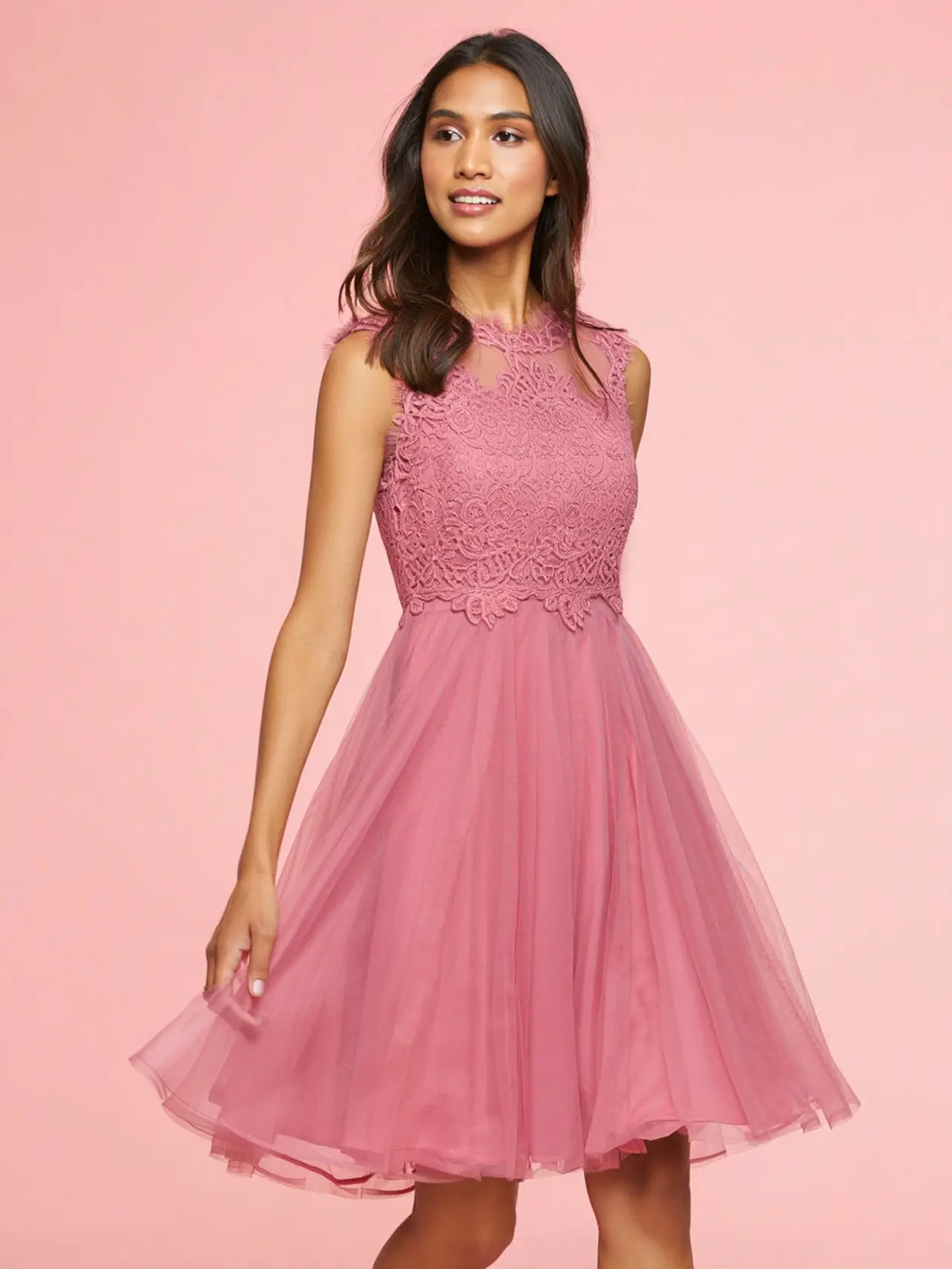 9 Referensi Dress Brokat A-Line yang Serasi untuk Berbagai Bentuk Tubuh, Tampil Elegan di Setiap Event