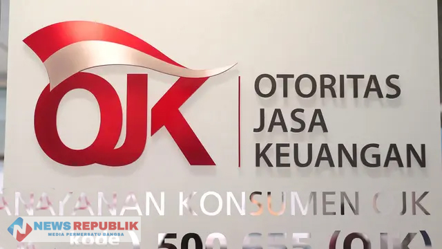 Tulisan OJK terpampang di Kantor Otoritas Jasa Keuangan (OJK), Jakarta.