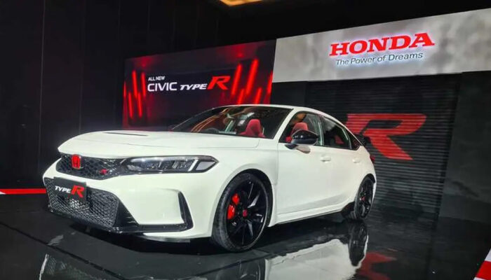 Honda Civic Type R Raih Predikat Hot Hatch Terbaik 2025 versi Auto Express