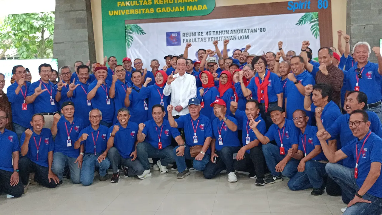 Jokowi Curhat Terkait Dengan Isu Ijazah Palsu di Acara Reuni UGM