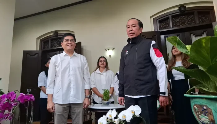 Jokowi Diberi Jaket PSI Berlogo Gajah, Apakah Ada Isyarat Gabung Partai?