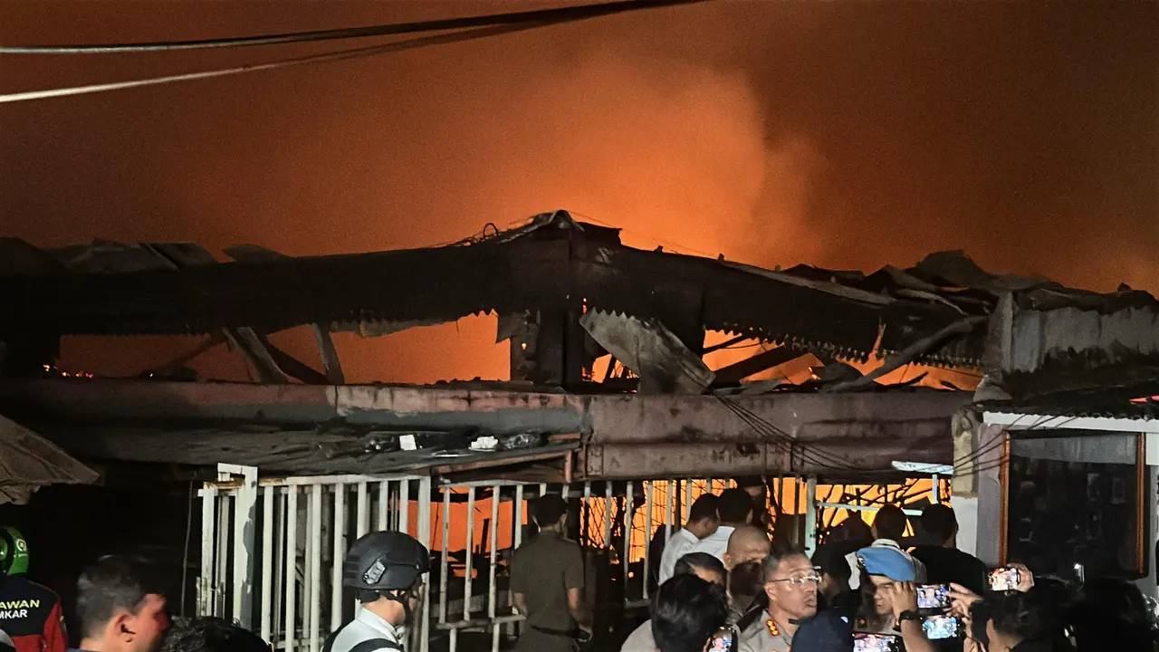 Kebakaran Pasar Taman Puring Masih Berkobar, Petugas Damkar Terus Berjibaku