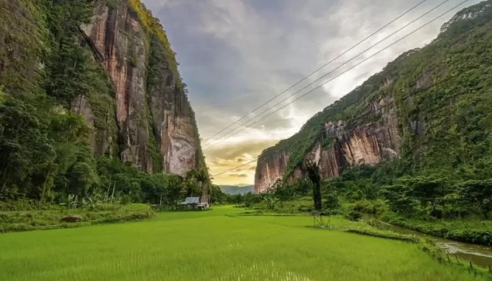 Lembah Harau Diselimuti Kabut Asap Karhutla, Wisatawan Kini Gunakan Masker