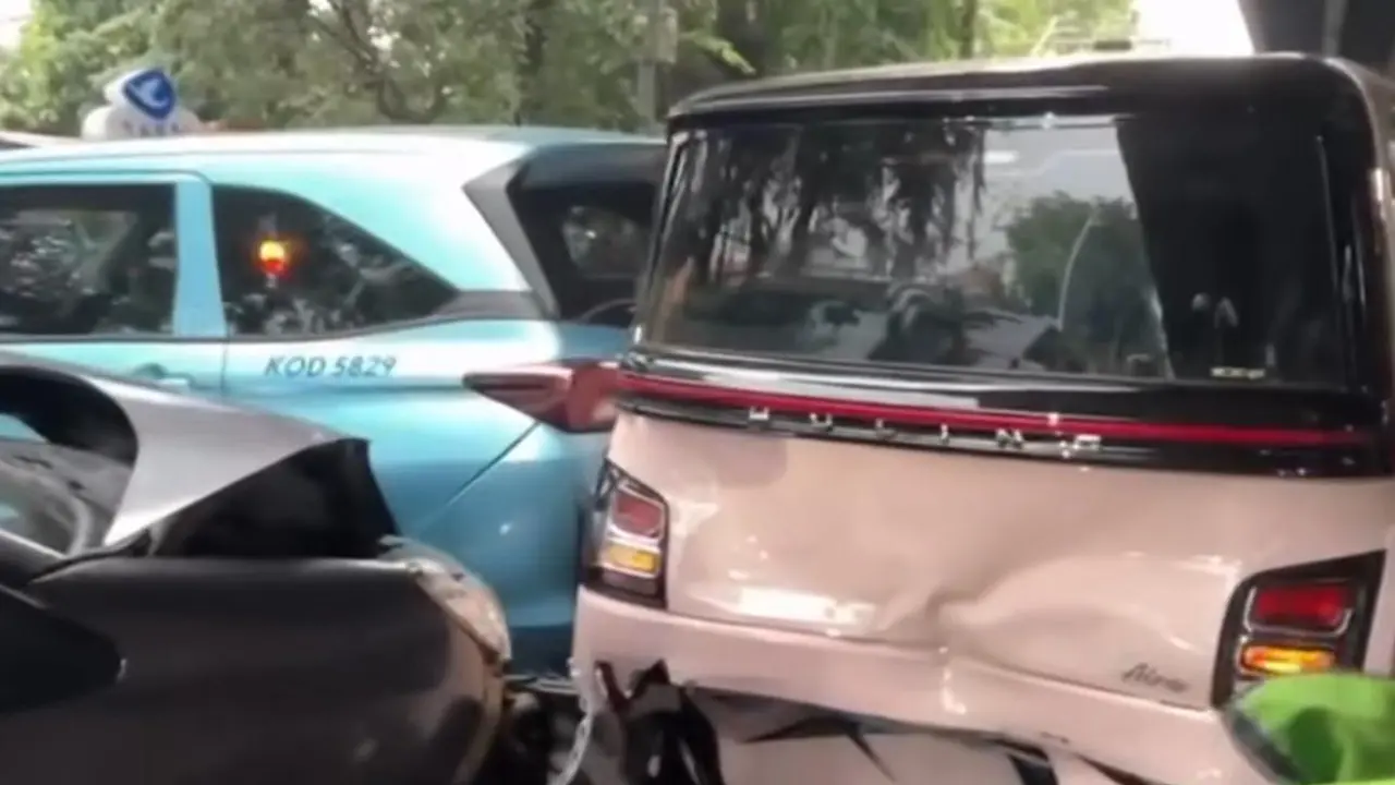 Mobil Dinas Diduga Tabrak 7 Kendaraan di Jaktim, Akibat Kehilangan Kendali