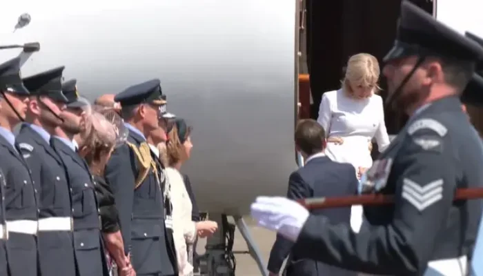 Momen Canggung, Brigitte Macron Tolak Uluran Tangan Presiden Prancis di Inggris