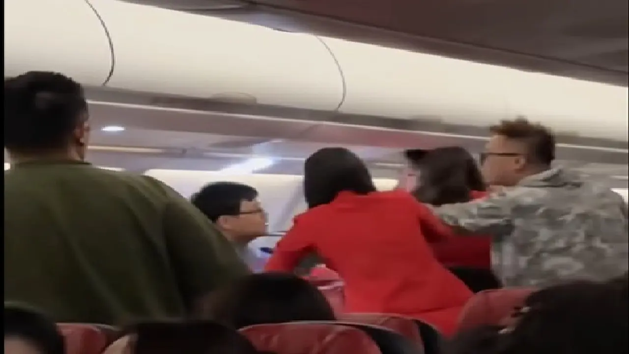 Perkelahian Antarpenumpang Pecah di Penerbangan AirAsia X Akibat Obrolan Terlalu Bising