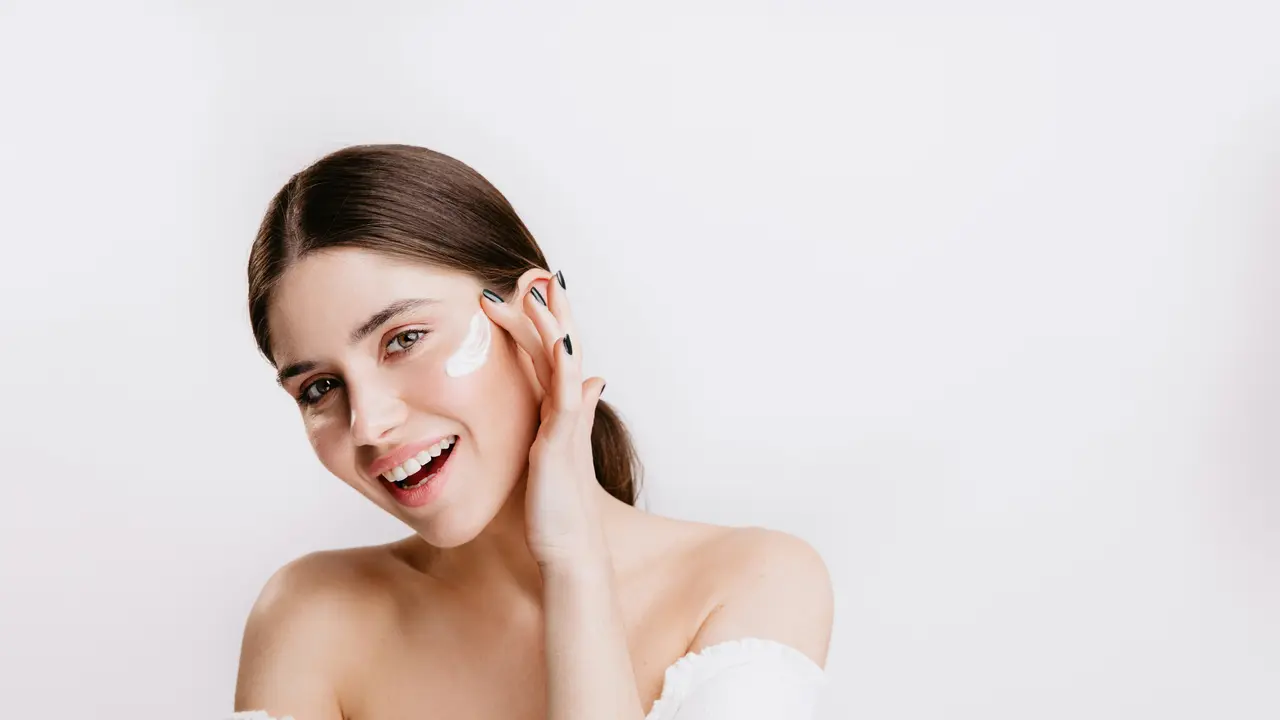 Perlukah Mencuci Muka 2 Kali Sehari demi Kulit Sehat? Ini Kata Dokter Kulit