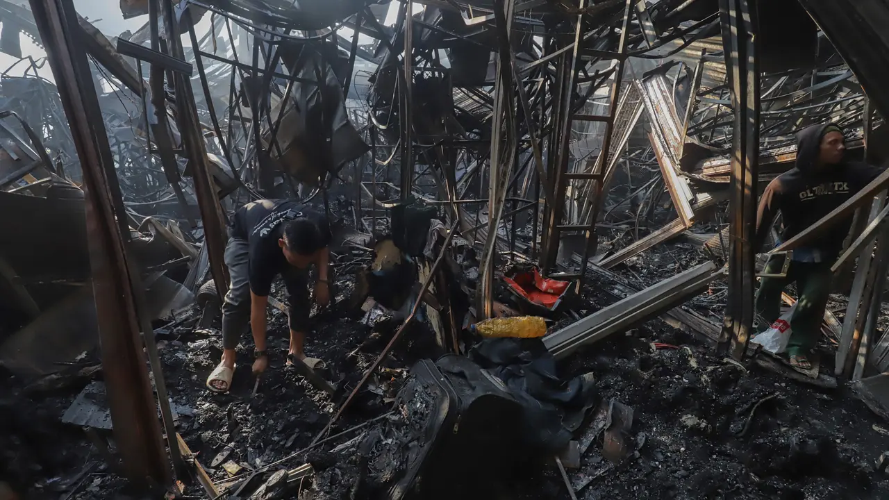 Puslabfor Usut Kebakaran Pasar Taman Puring, Sisa Arang dan Kabel Dihimpun Sebagai Bukti