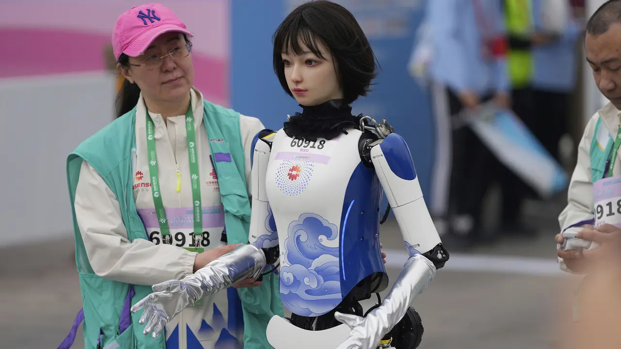 Robot Humanoid Asal China Mampu Ganti Baterai Sendiri, Beroperasi Tanpa Henti