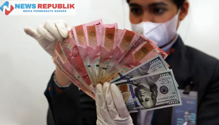 Rupiah Melemah Usai Trump Umumkan Rencana Tarif Impor Produk Farmasi hingga Semikonduktor