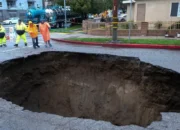Sinkhole di Tanjong Katong Singapura Telan Satu Mobil, Jalan Raya Ditutup Total