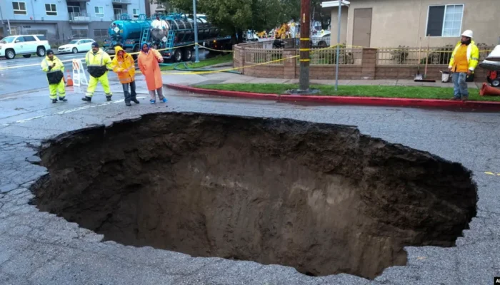 Sinkhole di Tanjong Katong Singapura Telan Satu Mobil, Jalan Raya Ditutup Total