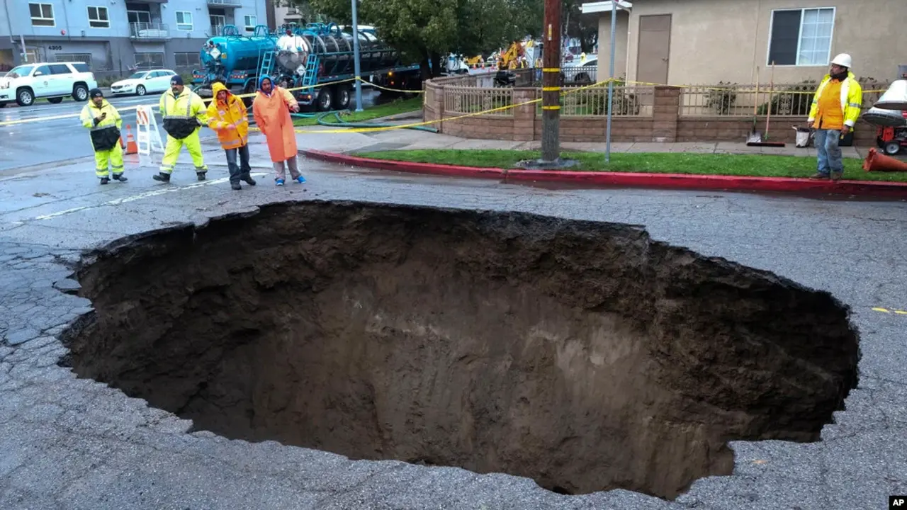 Sinkhole di Tanjong Katong Singapura Telan Satu Mobil, Jalan Raya Ditutup Total