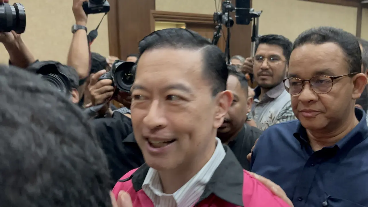 Tom Lembong Angkat Borgol Usai Divonis 4,5 Tahun, Didampingi Anies Baswedan