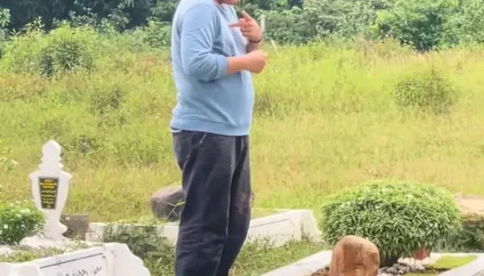 Viral Video Anak Tuli Berdoa di Makam sang Ibu Gunakan Bahasa Isyarat, Warganet Terharu