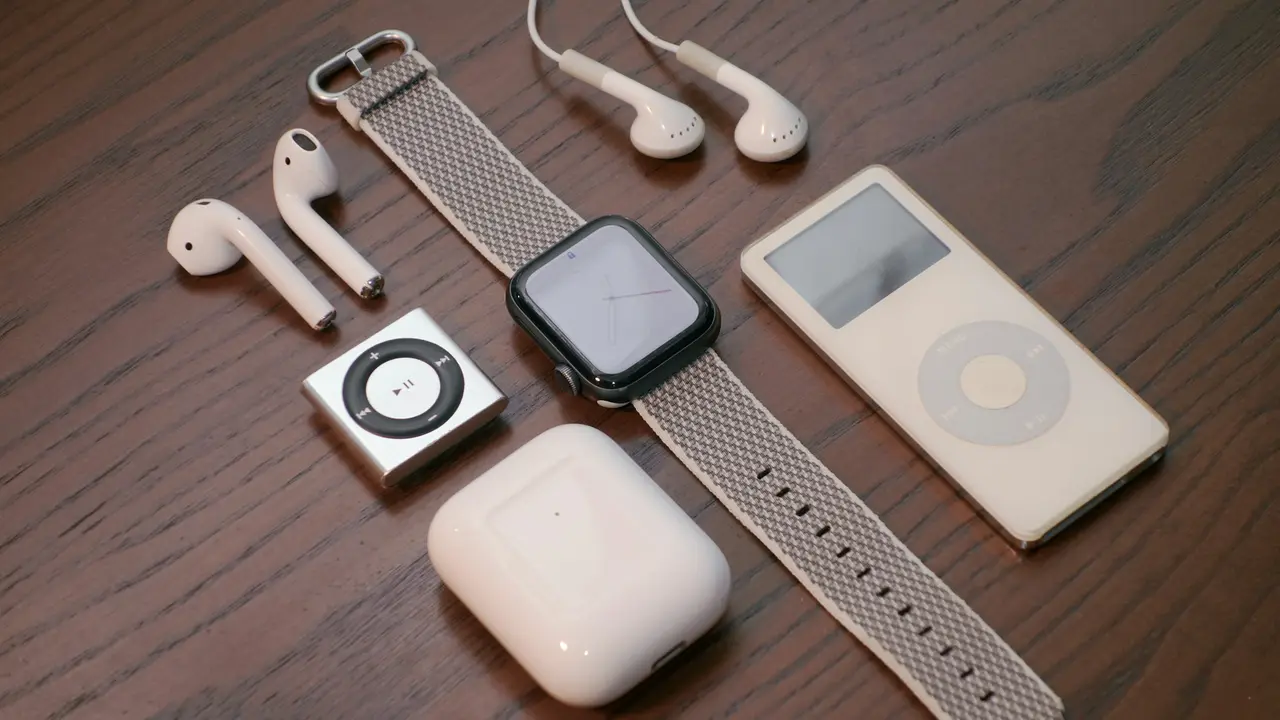 How to connect AirPods to Apple Watch. (Photo: Cartoons Plural/Unsplash)