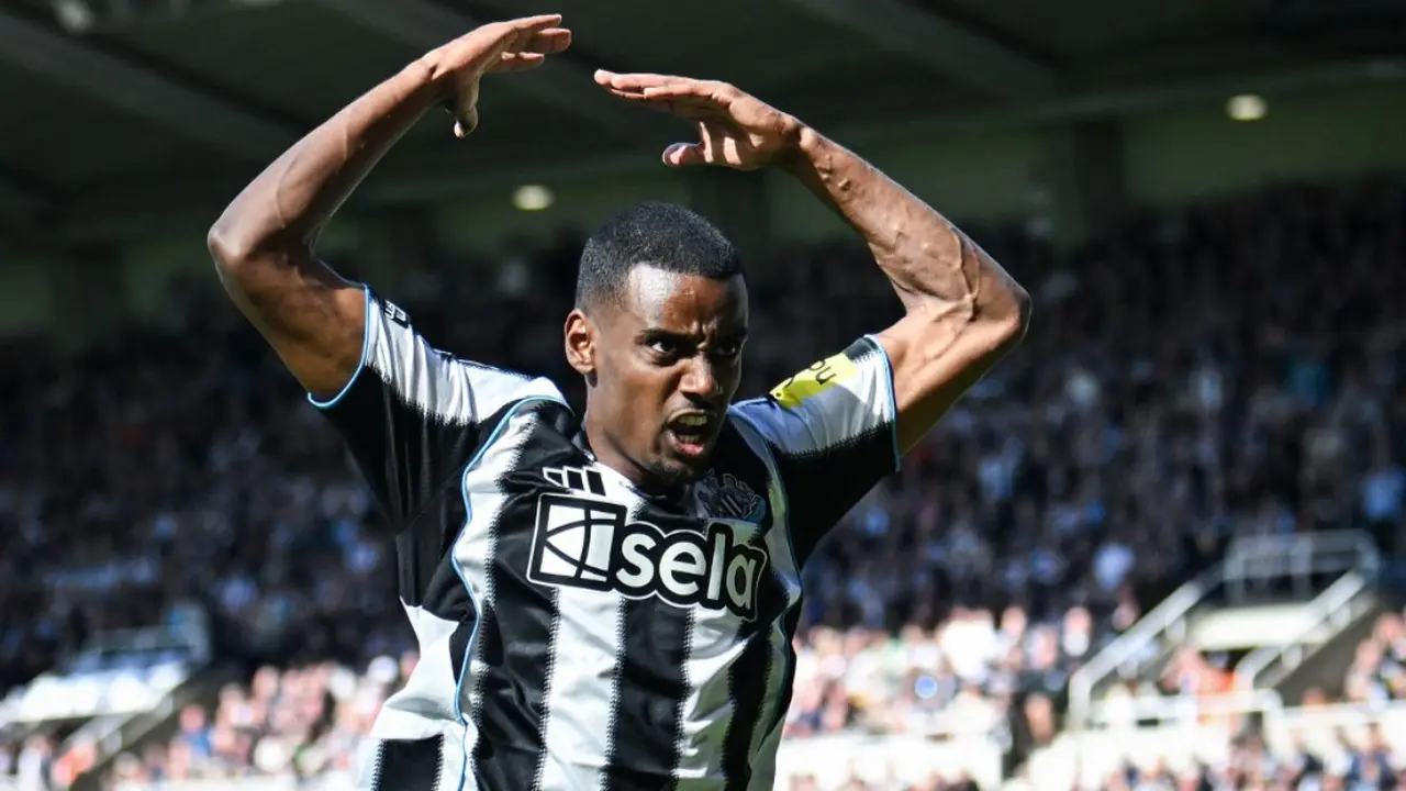 Striker Newcastle United asal Swedia bernomor punggung 14, Alexander Isak, bereaksi setelah peluang emas yang gagal dimanfaatkan dalam pertandingan Premier League antara Newcastle United dan Everton di St James' Park, Newcastle-upon-Tyne, Inggris timur laut, pada 25 Mei 2025.