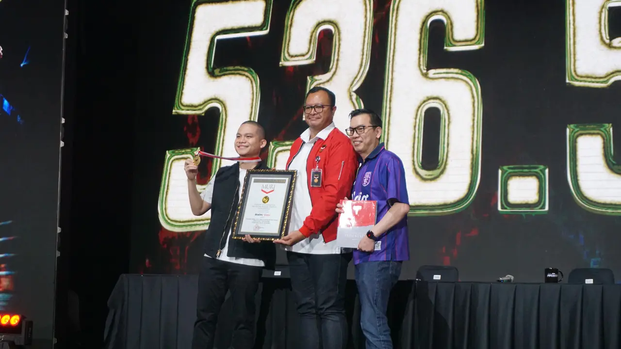 Potret Cellos (kiri) bersama Rekor MURI kategori Olahraga Kombat dengan Transaksi Pay-Per-View Terbanyak Melalui Penyedia Layanan Live Streaming Vidio.