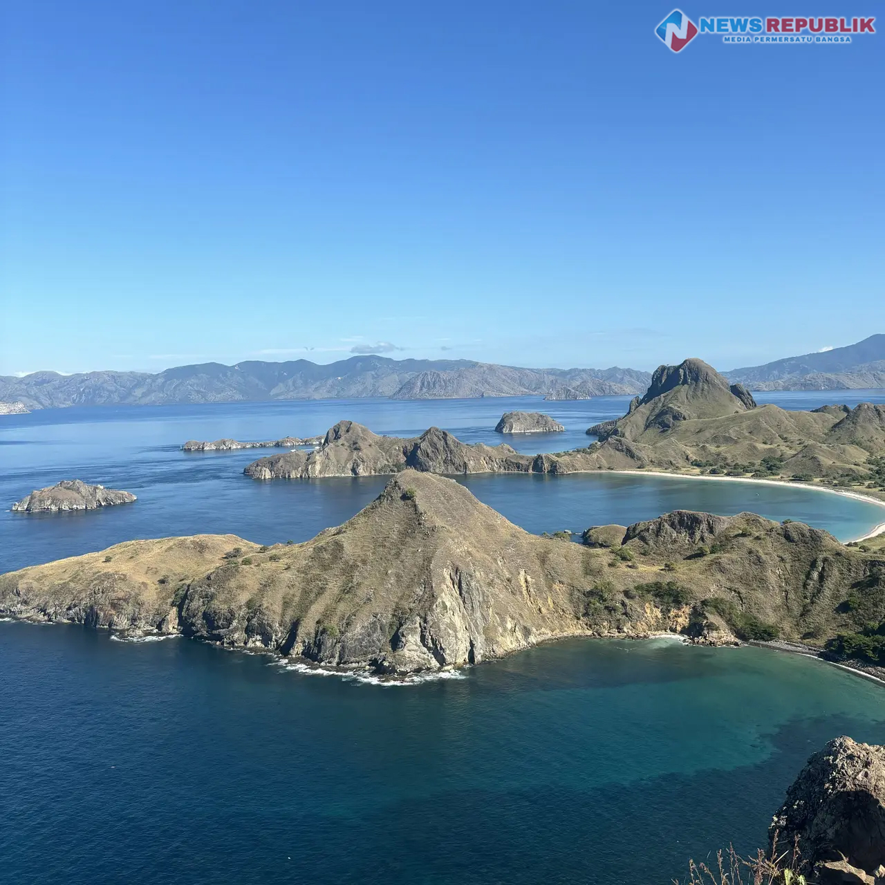 Pemandangan dari puncak Padar di Taman Nasional Komodo di lepas pantai Labuan Bajo, Nusa Tenggara Timur (NTT).