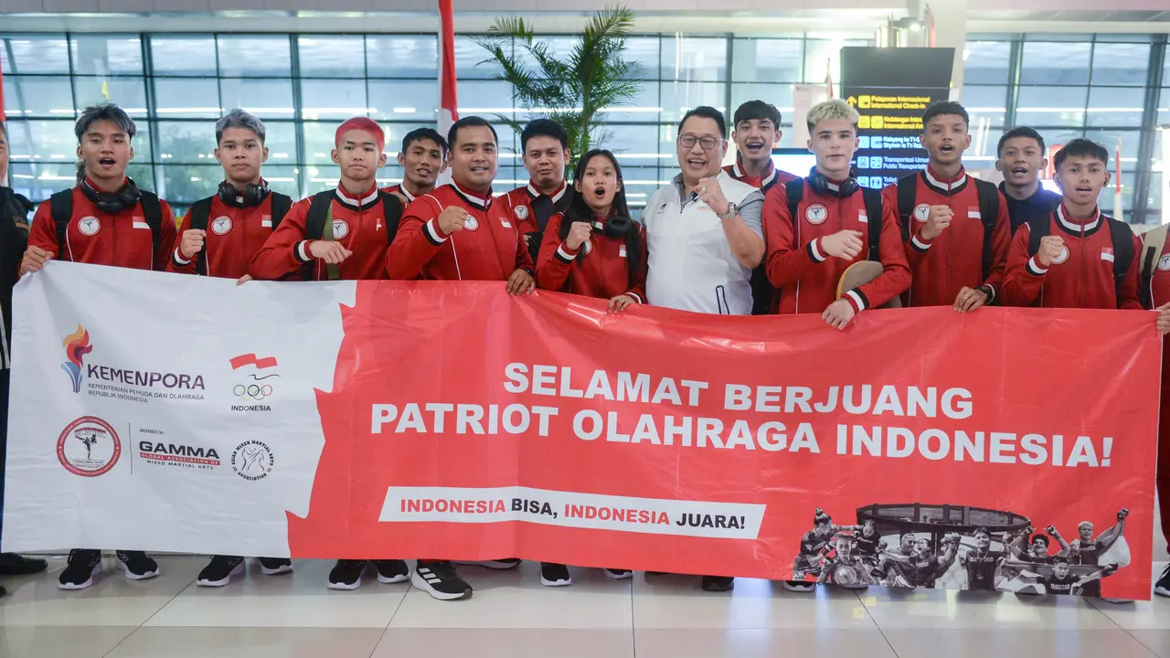 Wakil Ketua Umum I PB Pertacami Jovinus Carolus Legawa bersama atlet dan ofisial yang mengikuti Kejuaraan Asia Junior 2025. (PB Pertacami)