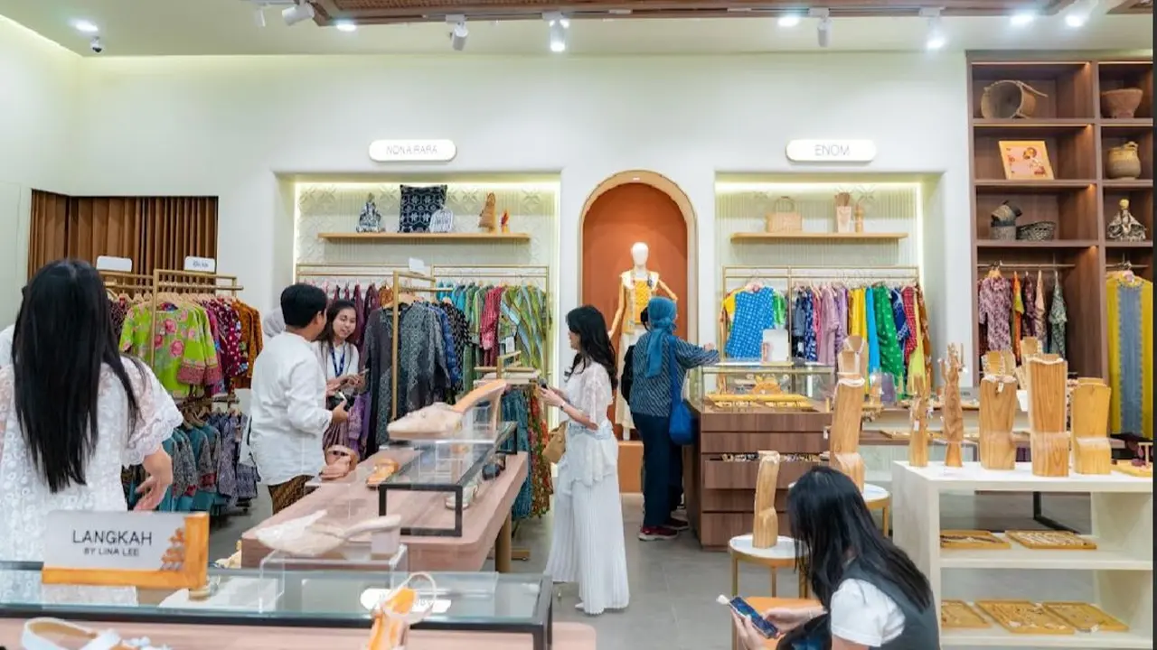 Berburu Diskon Koleksi Oscar Lawalata hingga Wilsen Willin di Sarinah Jakarta Premium Outlets. (Dok: Sarinah)