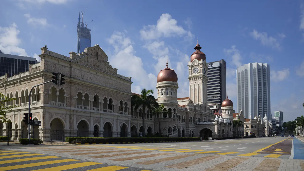 Jalan di depan Dataran Merdeka, yang dikenal sebagai Lapangan Kemerdekaan, kosong selama hari pertama Perintah Kontrol Gerakan Penuh (MCO) di Kuala Lumpur, Malaysia, Selasa (1/6/2021). Mal dan sebagian besar bisnis di Malaysia tutup pada Selasa karena negara itu memulai penguncian total kedua .