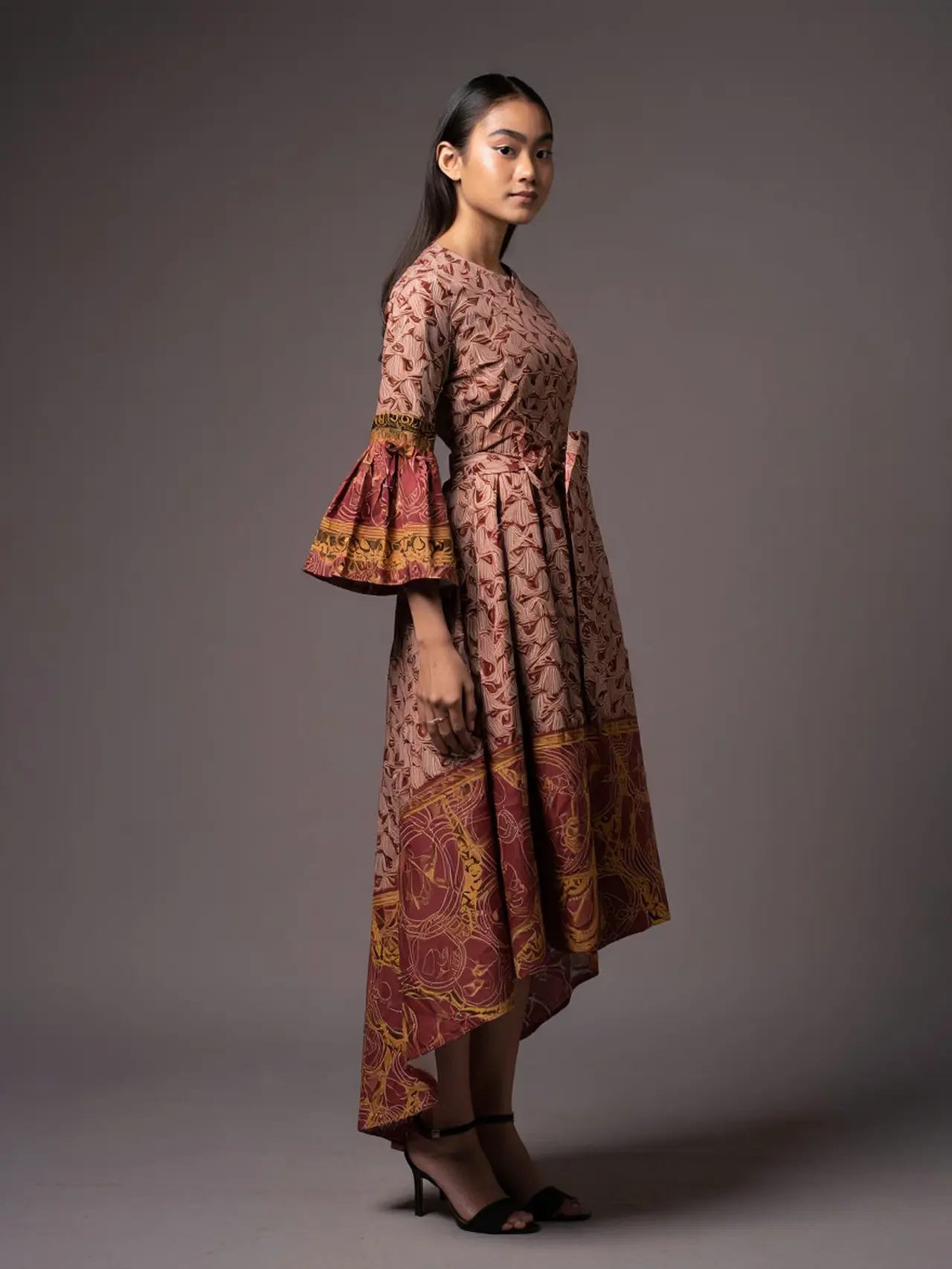 6 Inspirasi Batik Lengan Lonceng High-Low Elegan untuk Pesta Malam (Reve)