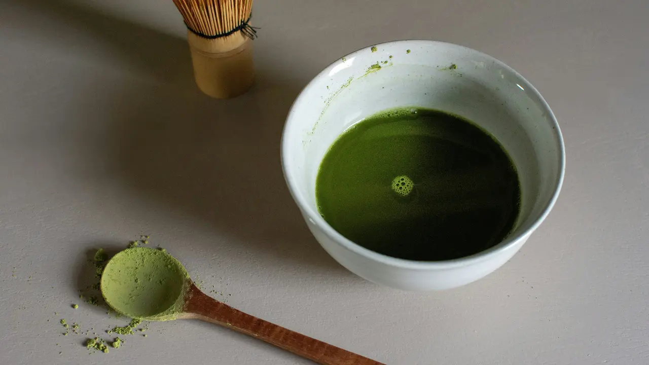Matcha yang sudah diseduh.