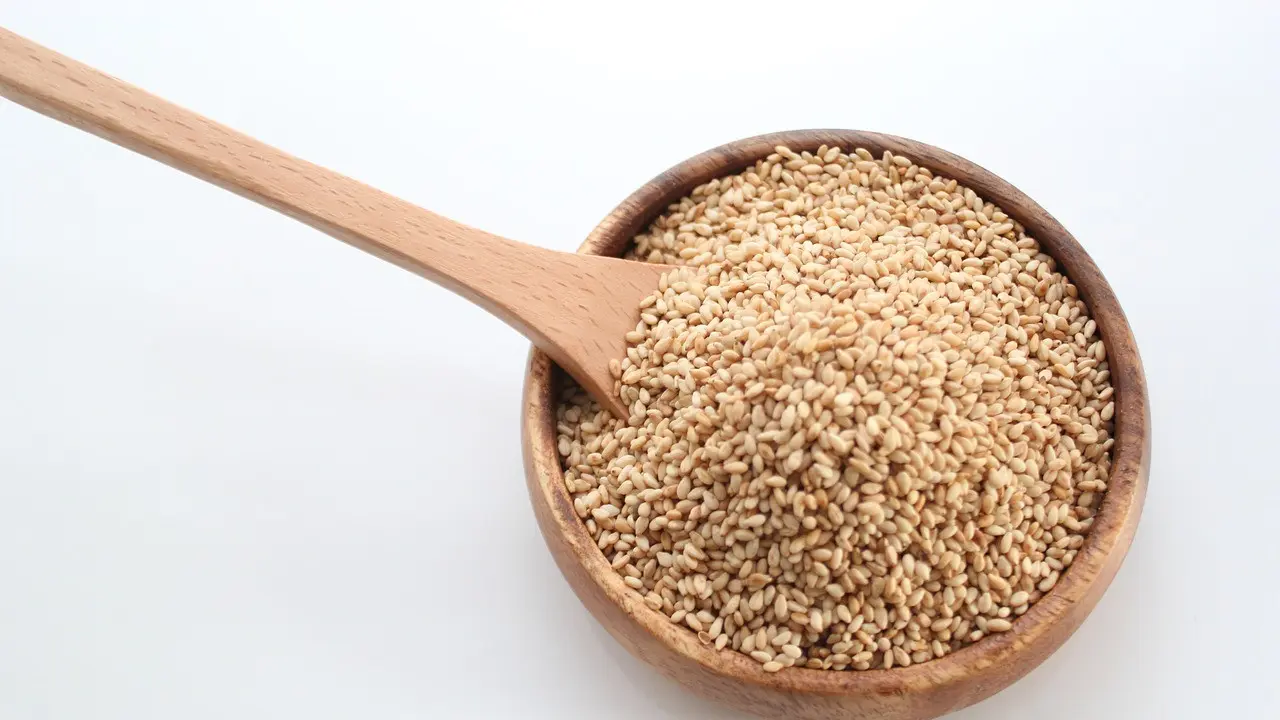 Ilustrasi resep donat pisang wijen.