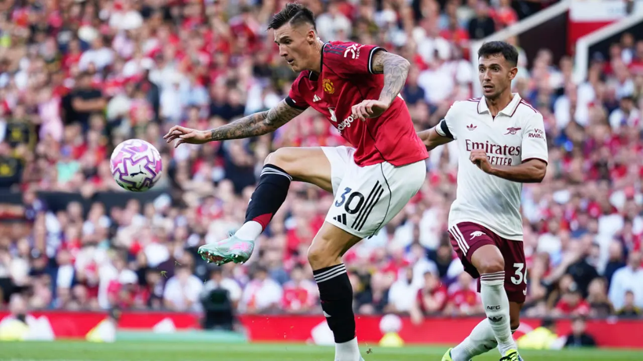 Martin Zubimendi dari Arsenal, kanan, menantang Benjamin Sesko dari Manchester United dalam pertandingan Premier League antara Manchester United dan Arsenal di Stadion Old Trafford di Manchester, Inggris, Minggu, 17 Agustus 2025.