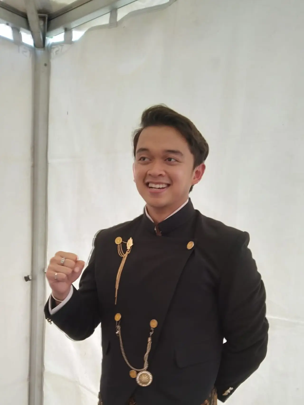 Selebgram Luqman RV menjadi pembaca teks proklamasi di upacara bendera dalam acara Pesta Merdeka by.U di Jakarta, Minggu (17/8/2025). (Foto: Dok. Istimewa)