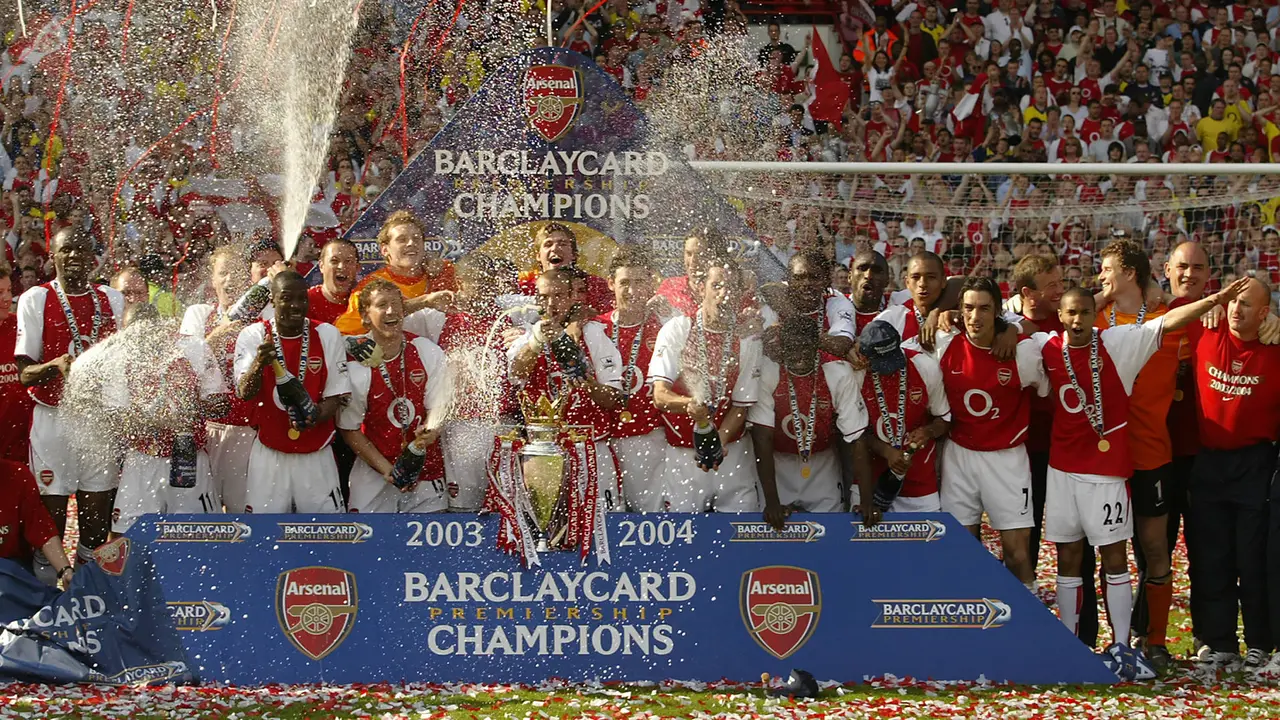 Arsenal juara Liga Inggris 2003/2004 tanpa terkalahkan. Arsenal mampu menjuarai Liga Inggris untuk ketiga kalinya di era Premier League pada musim 2003/2004, sekaligus gelar terakhir mereka hingga kini. The Gunners mampu menjuarai musim tersebut tanpa sekalipun menderita kekalahan, 26 kali menang dan 12 kali imbang dari 38 laga dengan meraih total 90 poin.