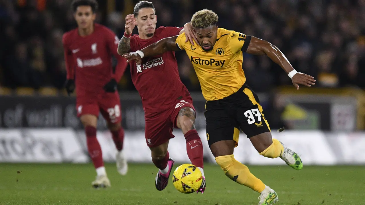 Pemain Wolverhampton Wanderers, Adama Traore berebut bola dengan pemain Liverpool, Kostas Tsimikas pada laga Piala FA 2022/2023 di Molineux Stadium, Wolverhampton, Inggris, 17 Januari 2023.