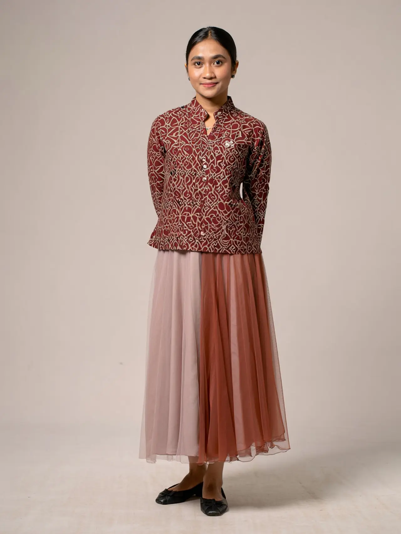 7 Inspirasi Padu Padan Batik dan Rok untuk Upacara HUT RI ke-80 (Foto: Reve Art AI)