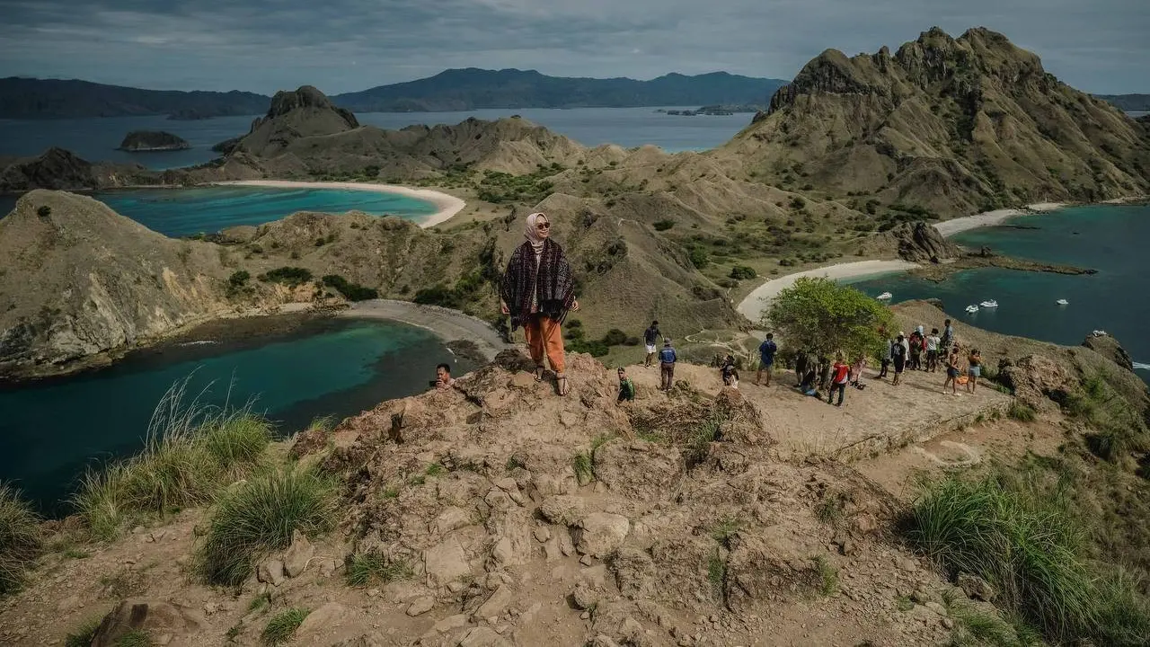 Ilustrasi destinasi wisata andalan Indonesia, Pulau Padar di Taman Nasional Komodo, Labuan Bajo.